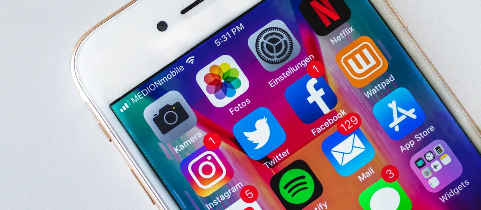 Smartphone home screen with Facebook and Instagram app icons